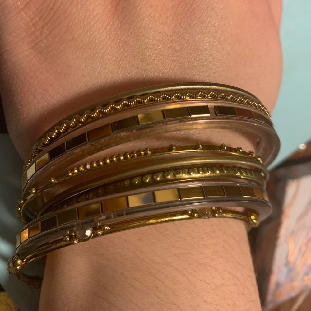 Bracelet set Gold tone.